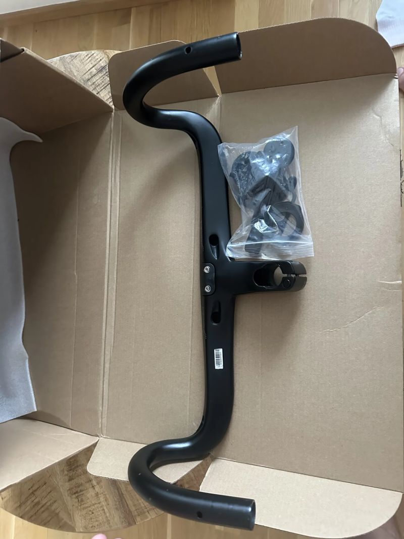 Prodám řídítka rozměr - 420mm 90mm 28,6mm ALANERA Carbon Road Handlebar Super Light