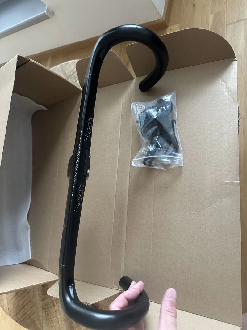 Prodám řídítka rozměr - 420mm 90mm 28,6mm ALANERA Carbon Road Handlebar Super Light