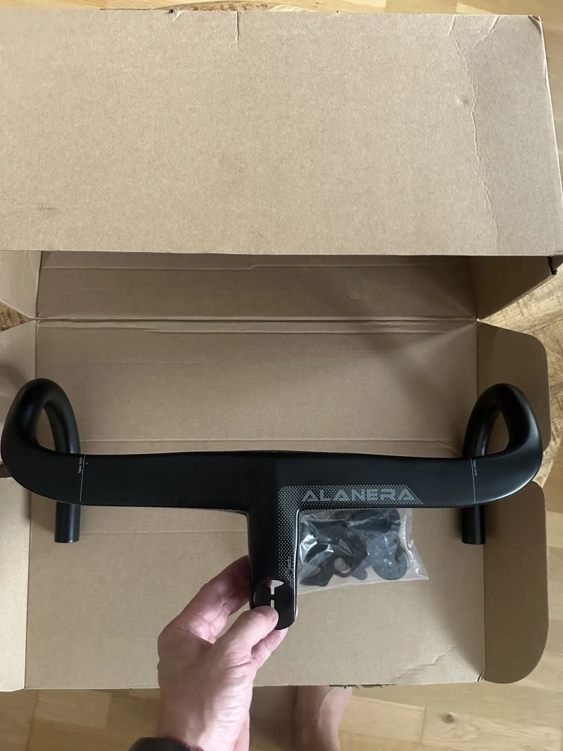 Prodám řídítka rozměr - 420mm 90mm 28,6mm ALANERA Carbon Road Handlebar Super Light