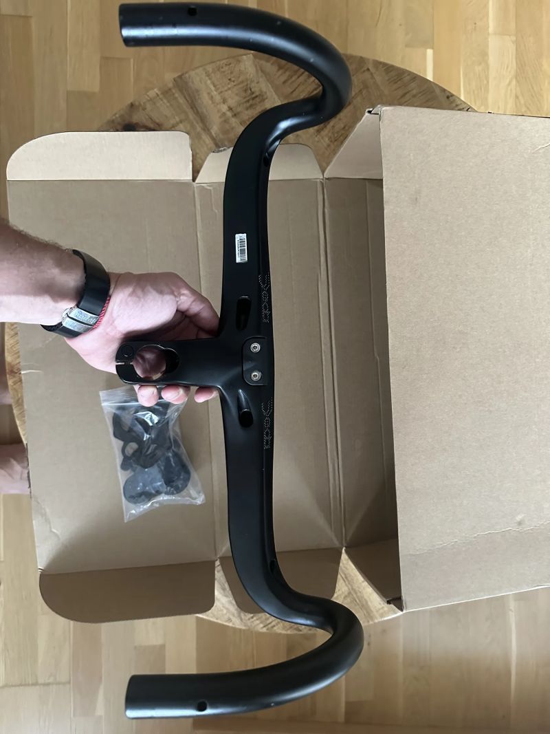 Prodám řídítka rozměr - 420mm 90mm 28,6mm ALANERA Carbon Road Handlebar Super Light