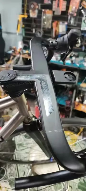 Prodám řídítka rozměr - 420mm 90mm 28,6mm ALANERA Carbon Road Handlebar Super Light