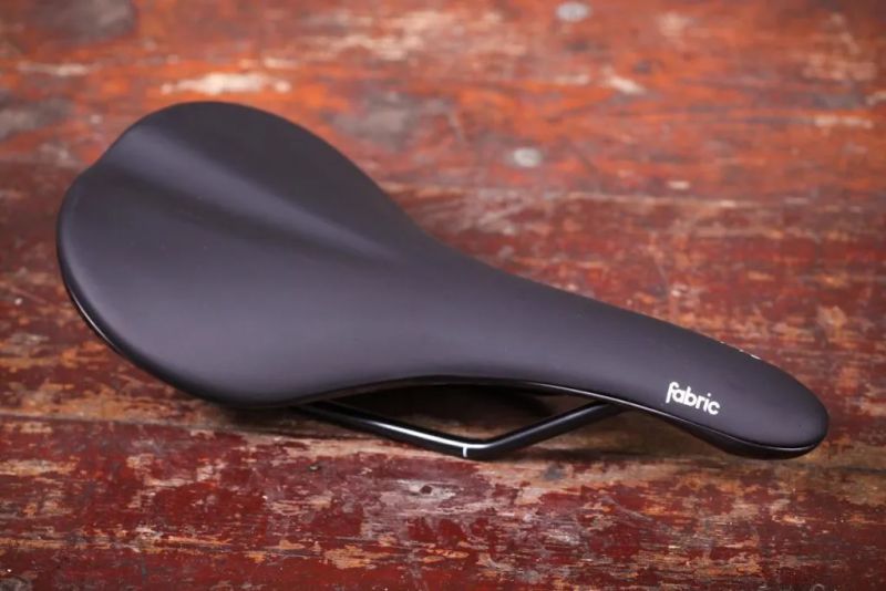 Nové sedlo Fabric Scoop Shallow Sport (142 mm)