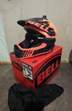 Prodám helmu Bell Super 2R Mips
