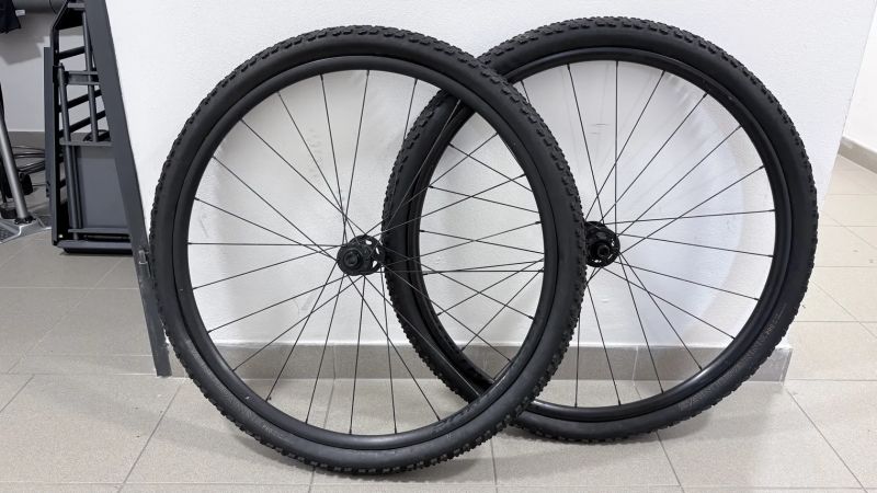 Bontrager Kovee Comp 25 + pláště Bontrager Saint-Anne 29x2.4