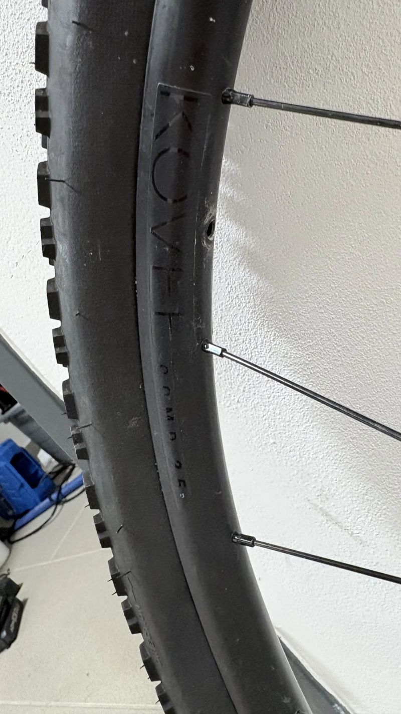 Bontrager Kovee Comp 25 + pláště Bontrager Saint-Anne 29x2.4