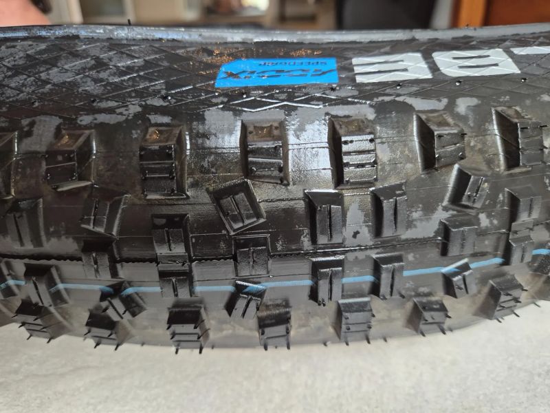 Prodám pláště Schwalbe Hans Dampf Super Trail 29x2.6, kevlar, najeto 300 km.