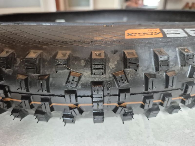 Prodám pláště Schwalbe Hans Dampf Super Trail 29x2.6, kevlar, najeto 300 km.