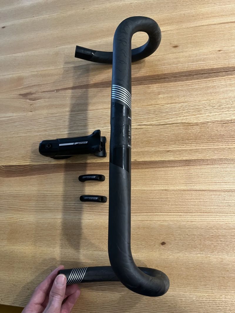 karbonová silniční řídítka FSA SL-K UD Carbon Compact 440mm včetně představce FSA