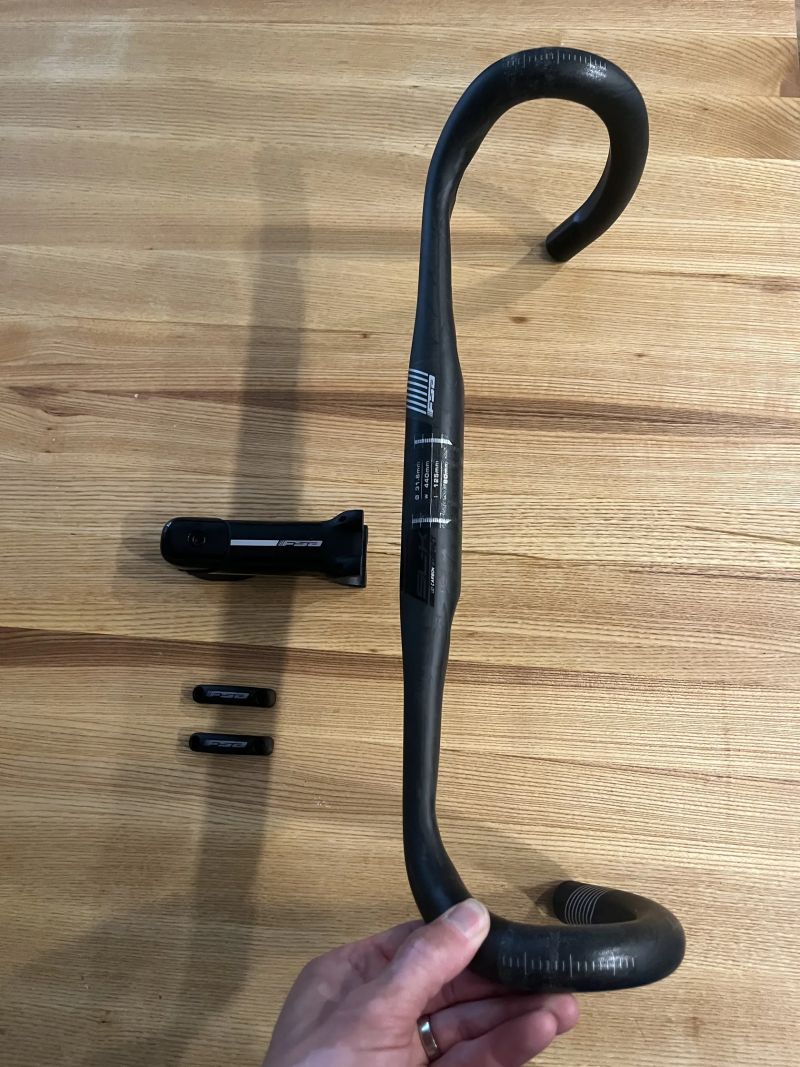 karbonová silniční řídítka FSA SL-K UD Carbon Compact 440mm včetně představce FSA