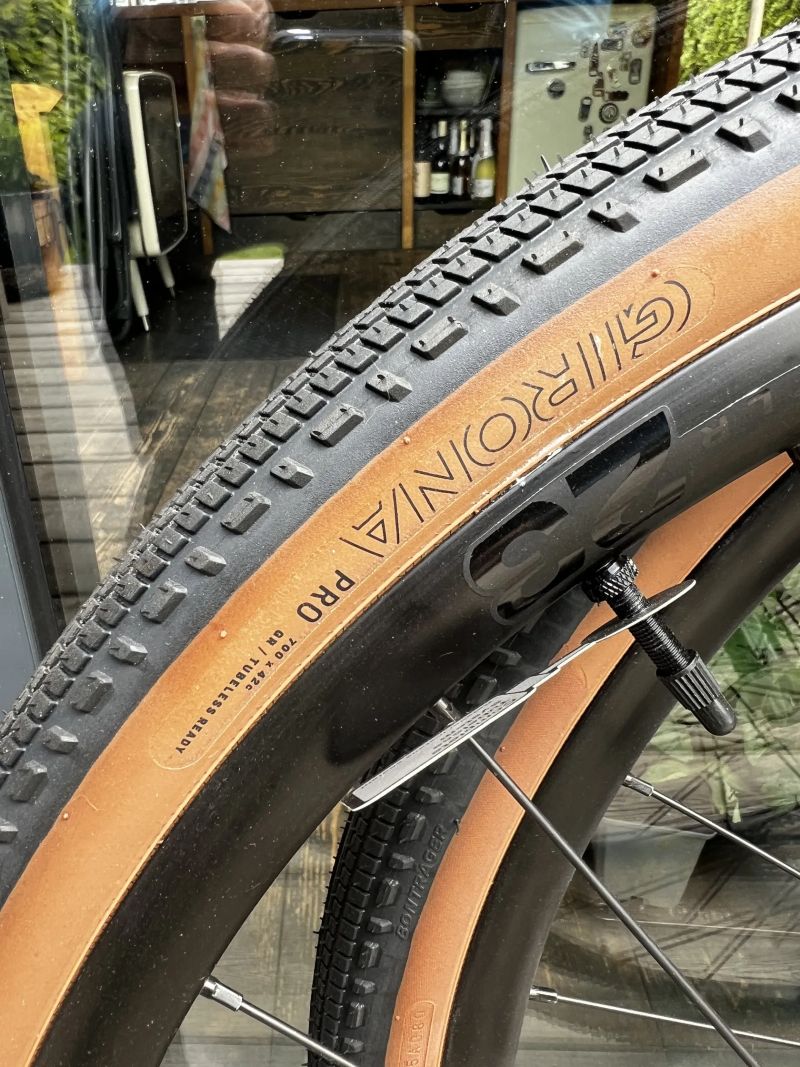 Kola Bontrager Paradigm tlr 23 vč. Plášťů Girona 700 x42c