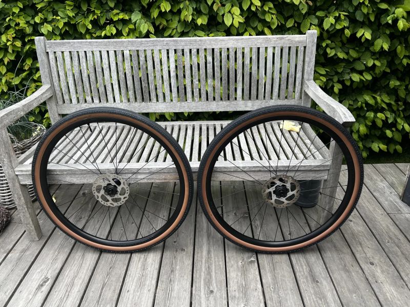 Kola Bontrager Paradigm tlr 23 vč. Plášťů Girona 700 x42c