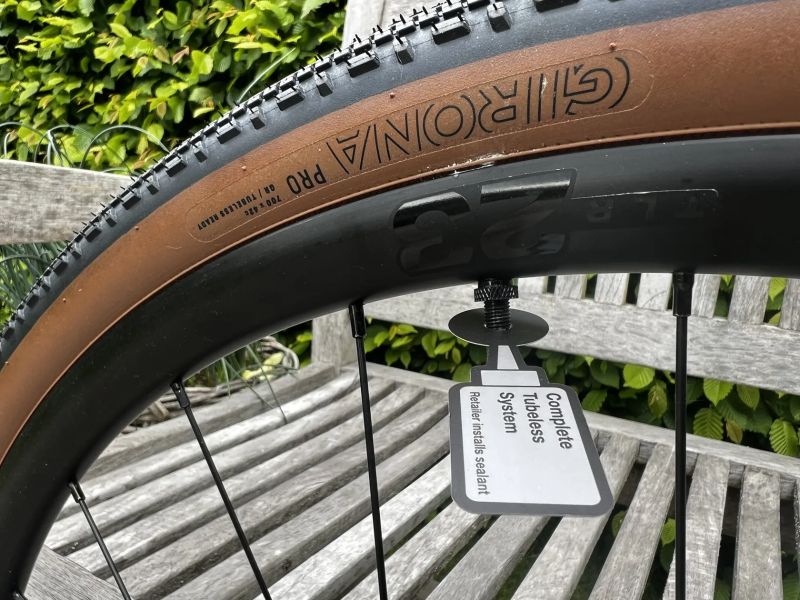 Kola Bontrager Paradigm tlr 23 vč. Plášťů Girona 700 x42c