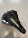 Sada 4 ks sedel (Kocevlo Carbon 122g, Fizik Antares R5, Selle Italia, Merida)