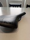 Sada 4 ks sedel (Kocevlo Carbon 122g, Fizik Antares R5, Selle Italia, Merida)