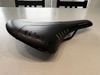 Sada 4 ks sedel (Kocevlo Carbon 122g, Fizik Antares R5, Selle Italia, Merida)