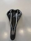 Sada 4 ks sedel (Kocevlo Carbon 122g, Fizik Antares R5, Selle Italia, Merida)