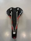 Sada 4 ks sedel (Kocevlo Carbon 122g, Fizik Antares R5, Selle Italia, Merida)