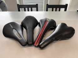 Sada 4 ks sedel (Kocevlo Carbon 122g, Fizik Antares R5, Selle Italia, Merida)