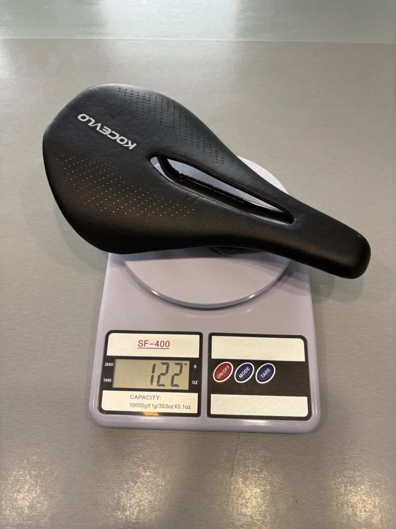 Sada 4 ks sedel (Kocevlo Carbon 122g, Fizik Antares R5, Selle Italia, Merida)