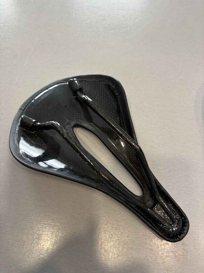 Sada 4 ks sedel (Kocevlo Carbon 122g, Fizik Antares R5, Selle Italia, Merida)