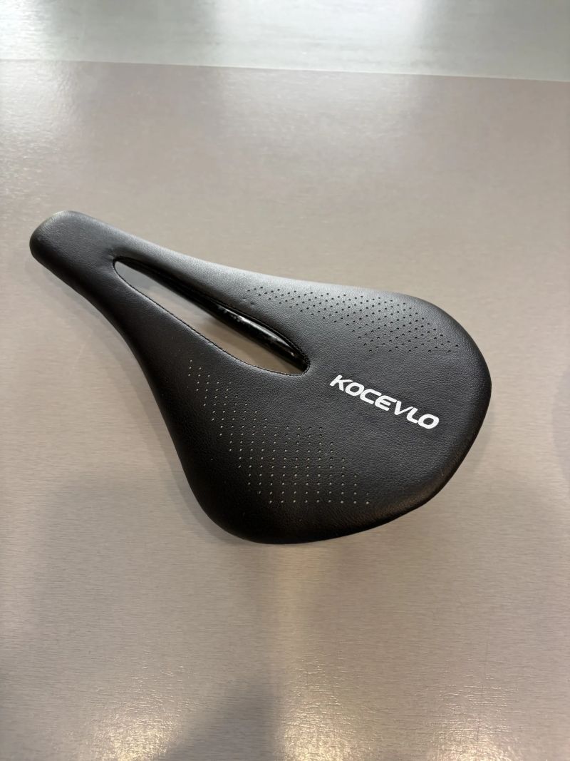 Sada 4 ks sedel (Kocevlo Carbon 122g, Fizik Antares R5, Selle Italia, Merida)