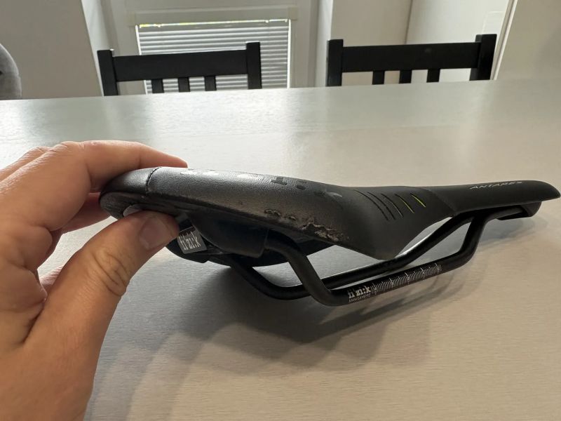 Sada 4 ks sedel (Kocevlo Carbon 122g, Fizik Antares R5, Selle Italia, Merida)
