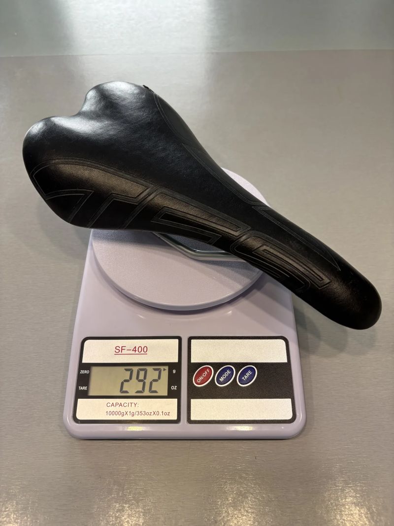 Sada 4 ks sedel (Kocevlo Carbon 122g, Fizik Antares R5, Selle Italia, Merida)