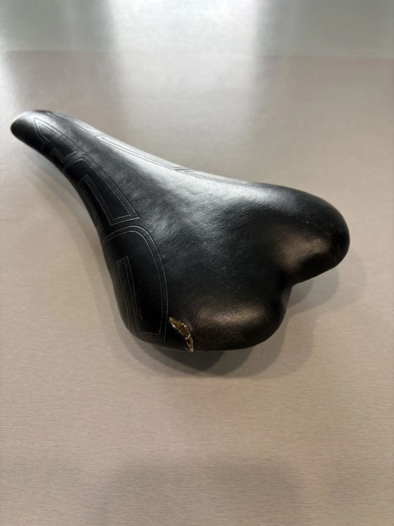 Sada 4 ks sedel (Kocevlo Carbon 122g, Fizik Antares R5, Selle Italia, Merida)