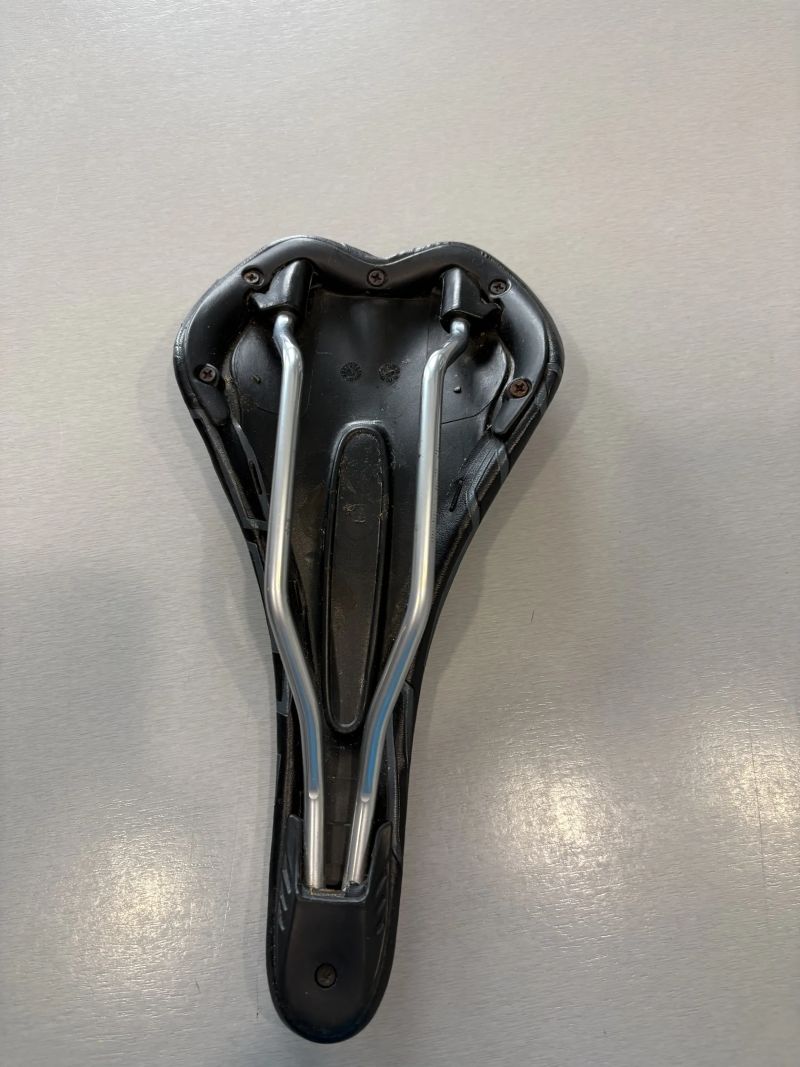 Sada 4 ks sedel (Kocevlo Carbon 122g, Fizik Antares R5, Selle Italia, Merida)