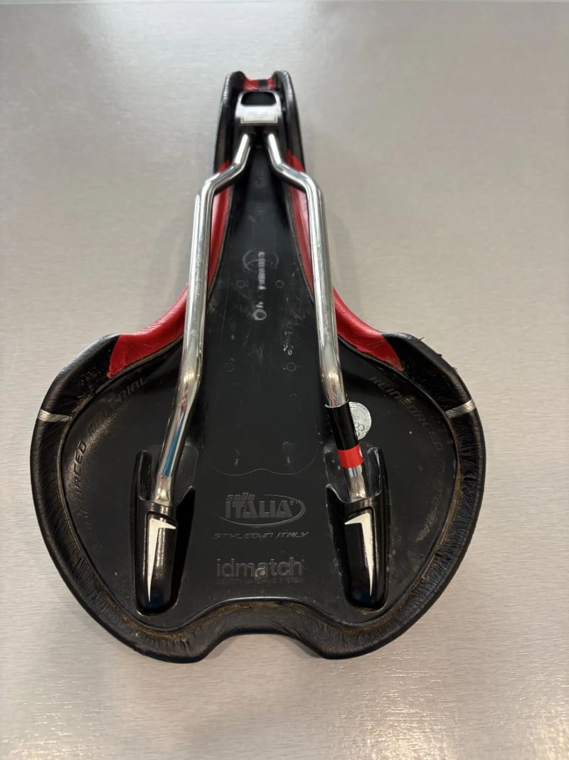 Sada 4 ks sedel (Kocevlo Carbon 122g, Fizik Antares R5, Selle Italia, Merida)