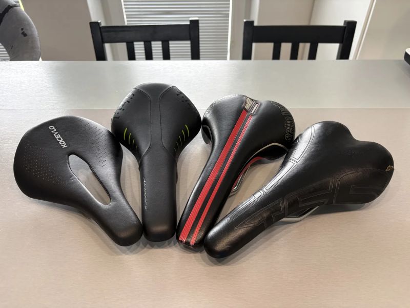 Sada 4 ks sedel (Kocevlo Carbon 122g, Fizik Antares R5, Selle Italia, Merida)