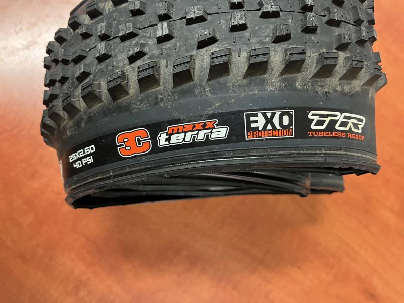 Prodám pláště Maxxis Forekaster 29x2,6" WT EXO TR 3C Maxx Terra