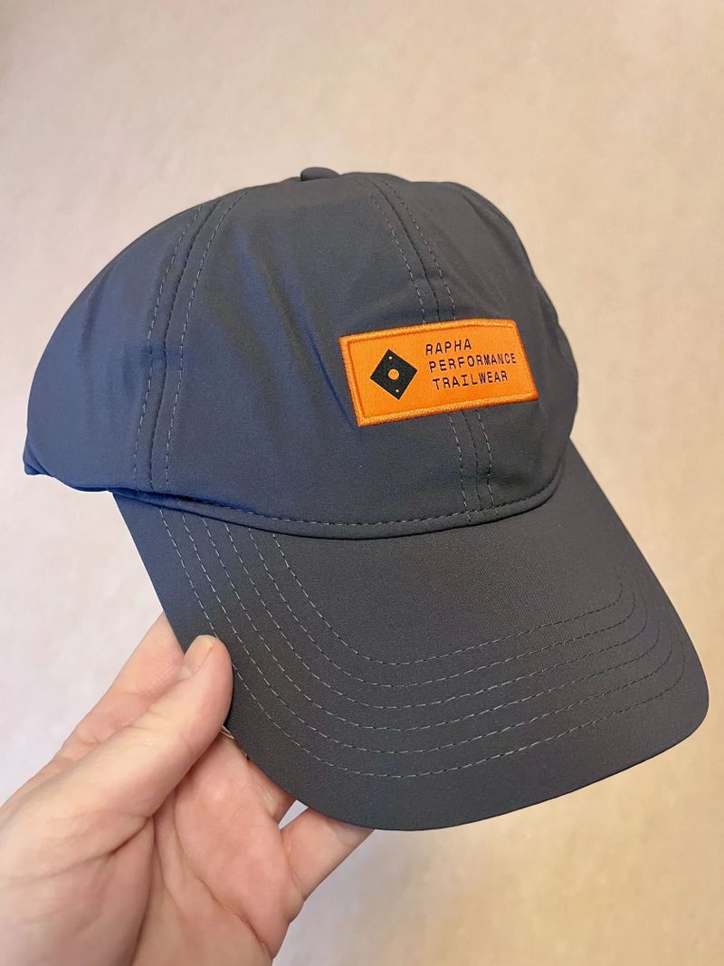 Nová cyklistická čepice Rapha Trail Lightweight Cap - Grey/Orange