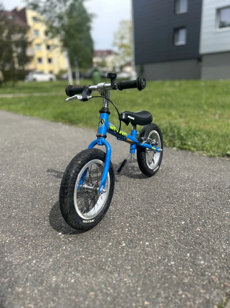 Dětské odrážedlo Arcore Wruuum (12") – skvělý stav, s brzdou.