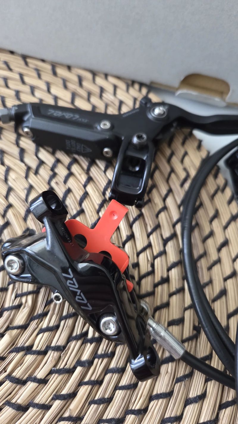 Komplet brzdy Sram Level Silver Stealth 4P/ 2x sada kotouce/desky 