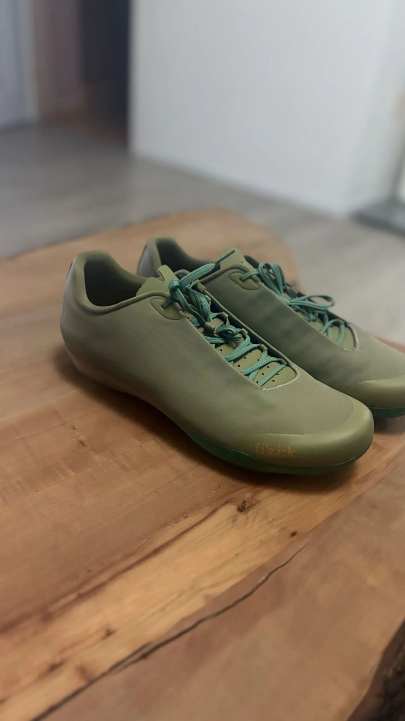 Gravel tretry Fizik Tempo Beat (Sage Green), vel. 44 – jako nové (500 km)