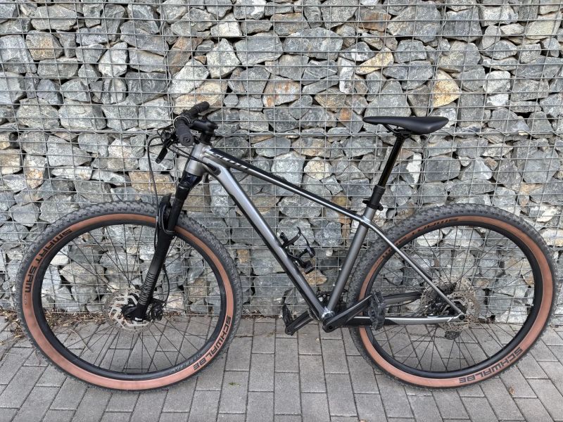 SCOTT Scale 965 (vel M, 29” kola, teleskop, SLX, RS Judy)