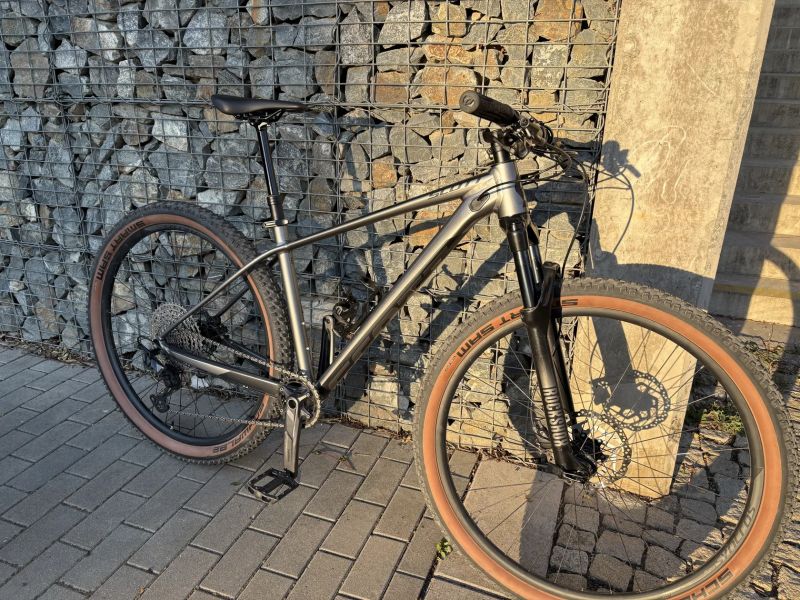 SCOTT Scale 965 (vel M, 29” kola, teleskop, SLX, RS Judy)