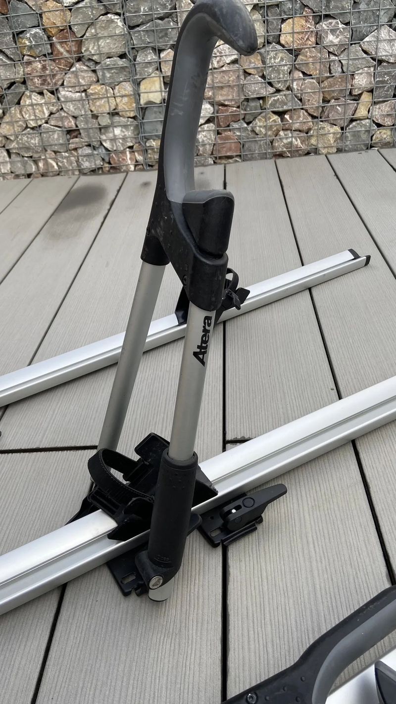 Nosič kol Atera + Střešní nosič Hakr + HAKR Nosič lyží pro 6 párů + HAKR Nosič lyží pro 6 párů