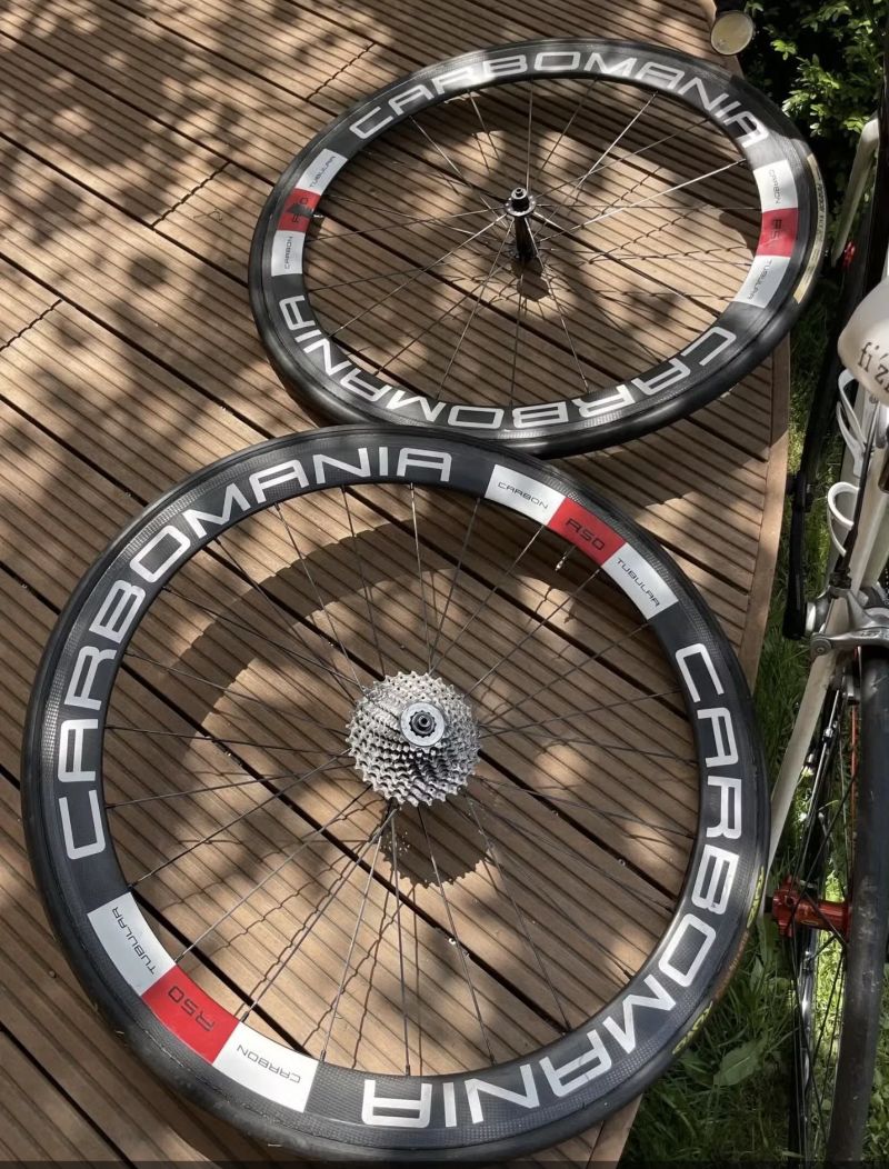 Zapletená kola Carbomania R50, 50mm na galdách, shimano ořech