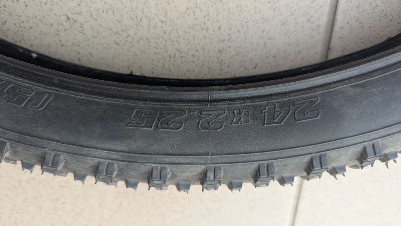 Pár plášťů Vee Tire Crown Gem 24 x 2,25