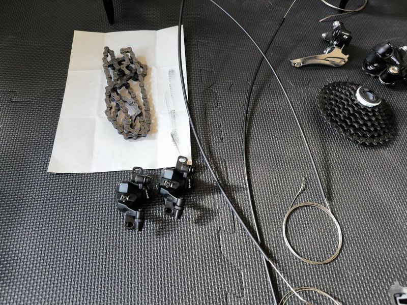 Kompletní sada Microshift R8 včetně klik, kol, řidítek a brzd.