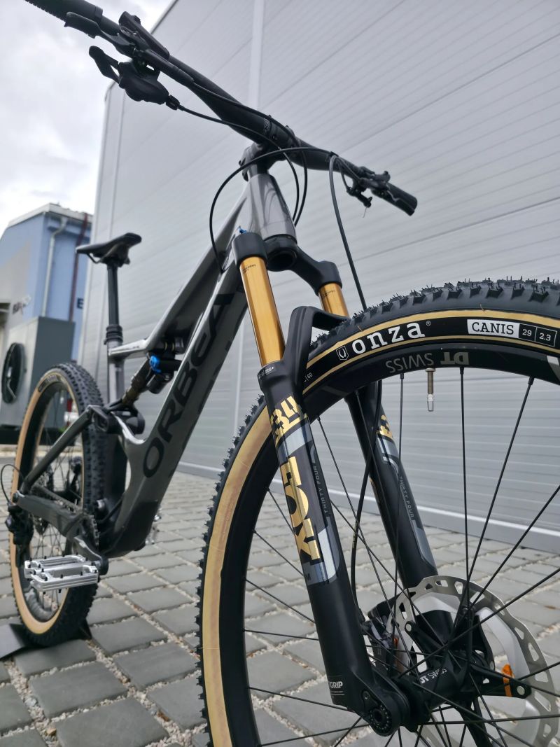 Orbea OCCAM M10 Carbon 2021 29″ - velikost L / Top stav / Shimano XT / FOX 34 Kashima