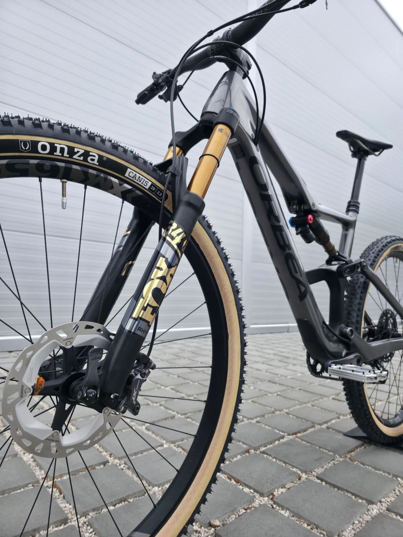 Orbea OCCAM M10 Carbon 2021 29″ - velikost L / Top stav / Shimano XT / FOX 34 Kashima