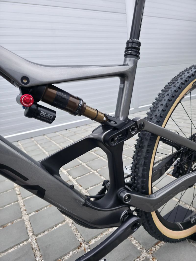 Orbea OCCAM M10 Carbon 2021 29″ - velikost L / Top stav / Shimano XT / FOX 34 Kashima