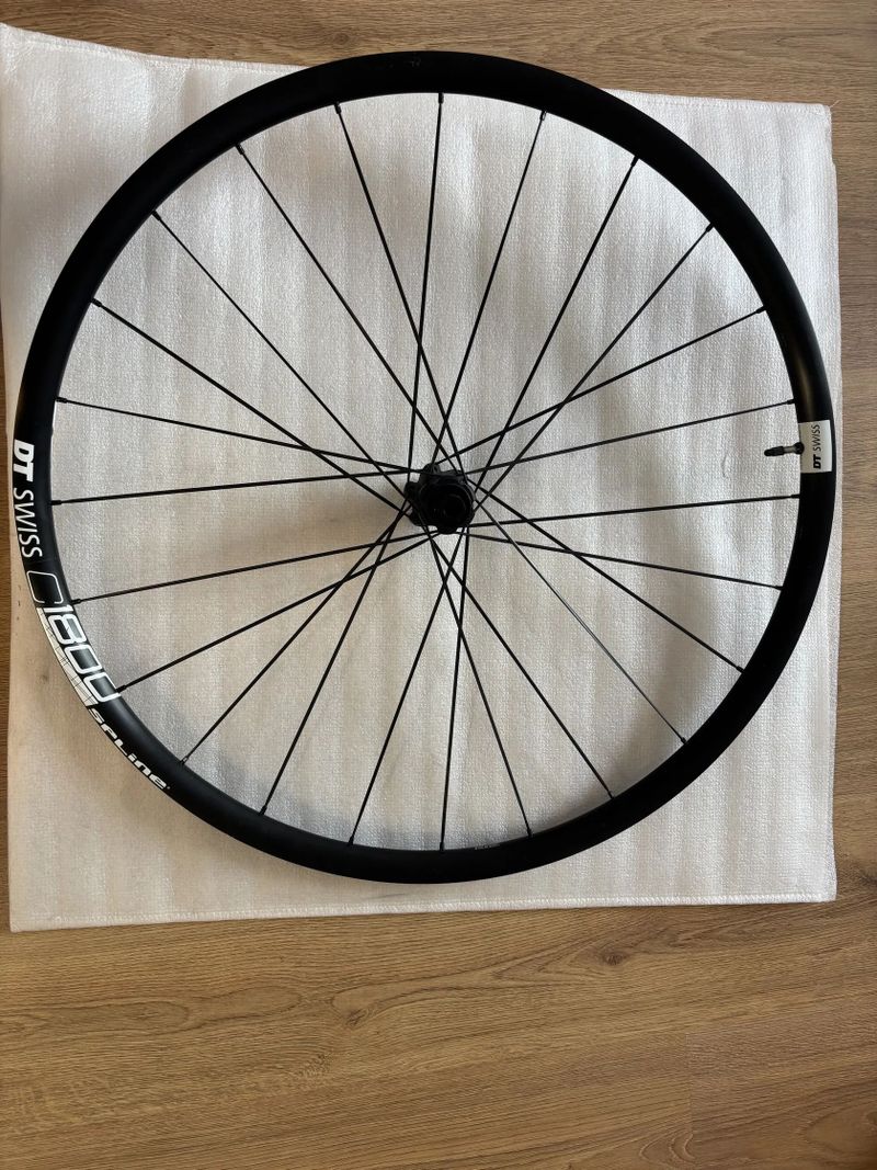 DT Swiss C1800 Spline Disc – zapletená kola 700C / 28" – skoro nejetá