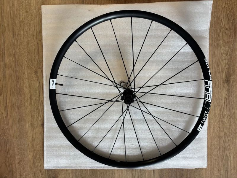 DT Swiss C1800 Spline Disc – zapletená kola 700C / 28" – skoro nejetá