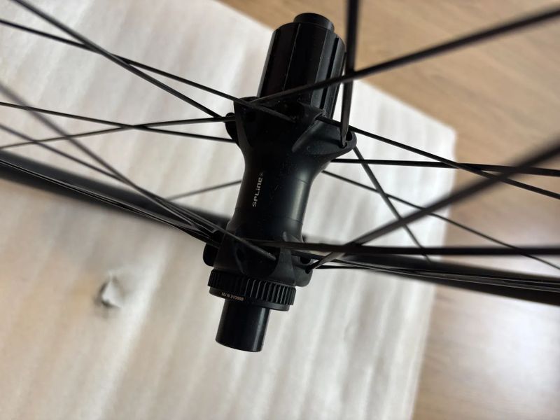 DT Swiss C1800 Spline Disc – zapletená kola 700C / 28" – skoro nejetá