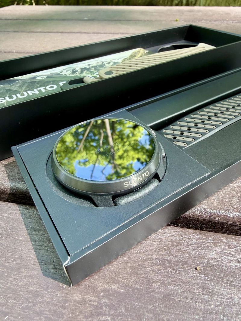 Suunto Race 2 Titanium Black, stav nových, řemínek zdarma