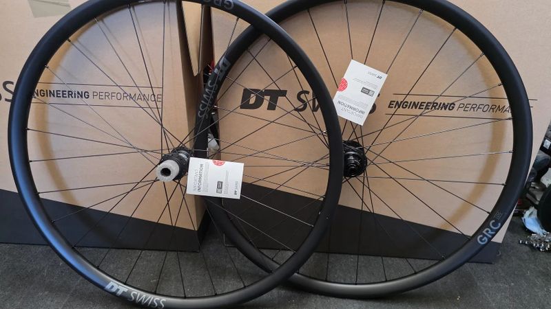 Nová carbon gravel kola DT Swiss GRC LOG 25 